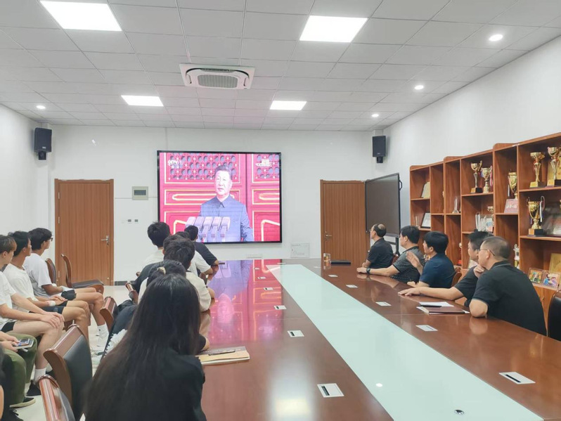 体育学院组织师生收看纪念中国人...