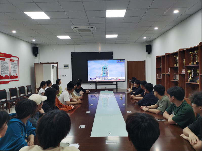 我院组织学生集体观看神舟二十号...
