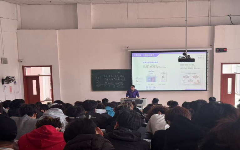 从操场到天空：体育学院举办低空...